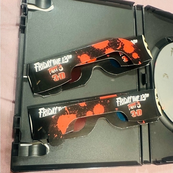 Friday the 13th Part 3- 3-D Deluxe Edition DVD 2 Pairs of 3-D Glasses Rated R - Picture 3 of 4